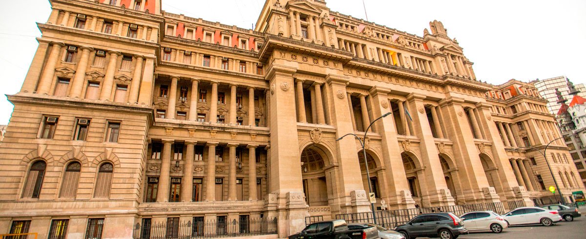 Fachada del Palacio de Justicia de la Ciudad de Buenos Aires, con su arquitectura imponente y columnas clásicas.
